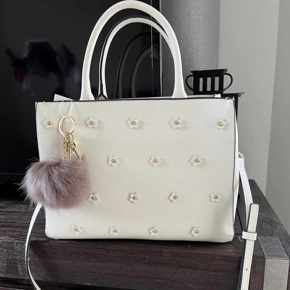 Shoulder Bag Crossbody Bolso Nuevo  Keychain Llavero
Brand New Ivory Bag Cartera